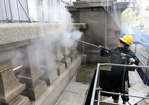 Kärcher очищает мост Нихонбаси в Токио
